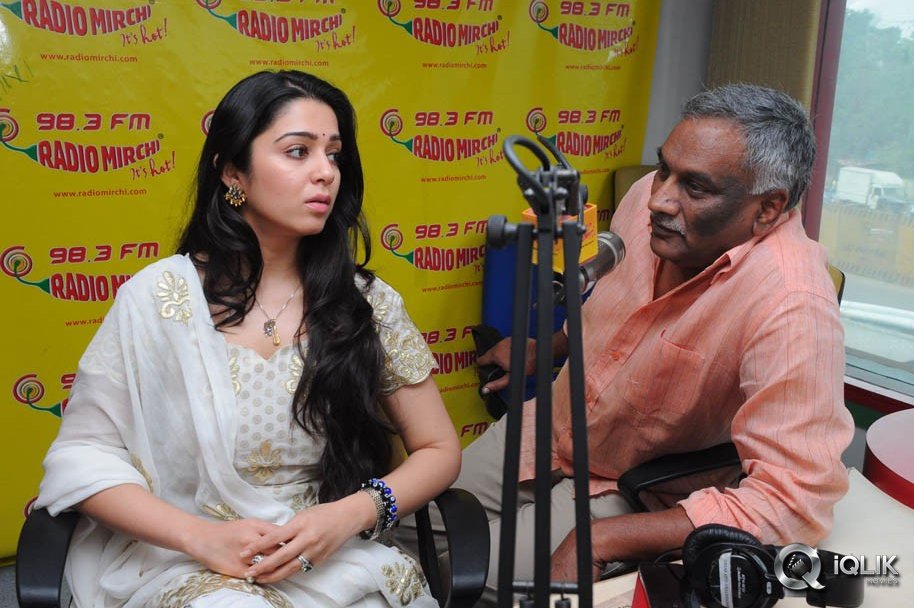Pratighatana-Team-at-Radio-Mirchi